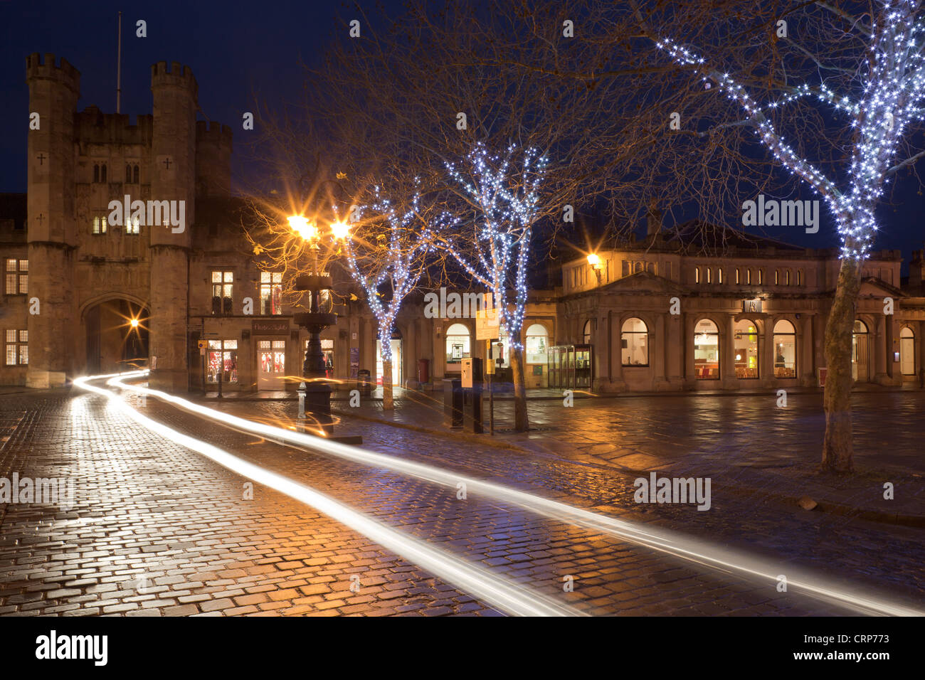 Lichtspuren vom Verkehr der Bischofs Auge Torbogen in der Nacht auf der Durchreise. Stockfoto