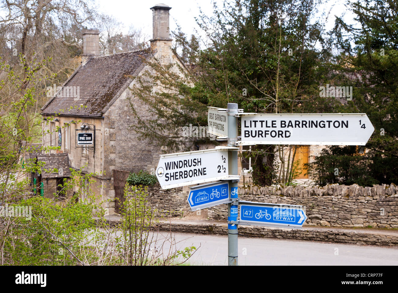 Schild neben der Fox Inn in Cotswold Dorf von Great Barrington, Gloucestershire Stockfoto