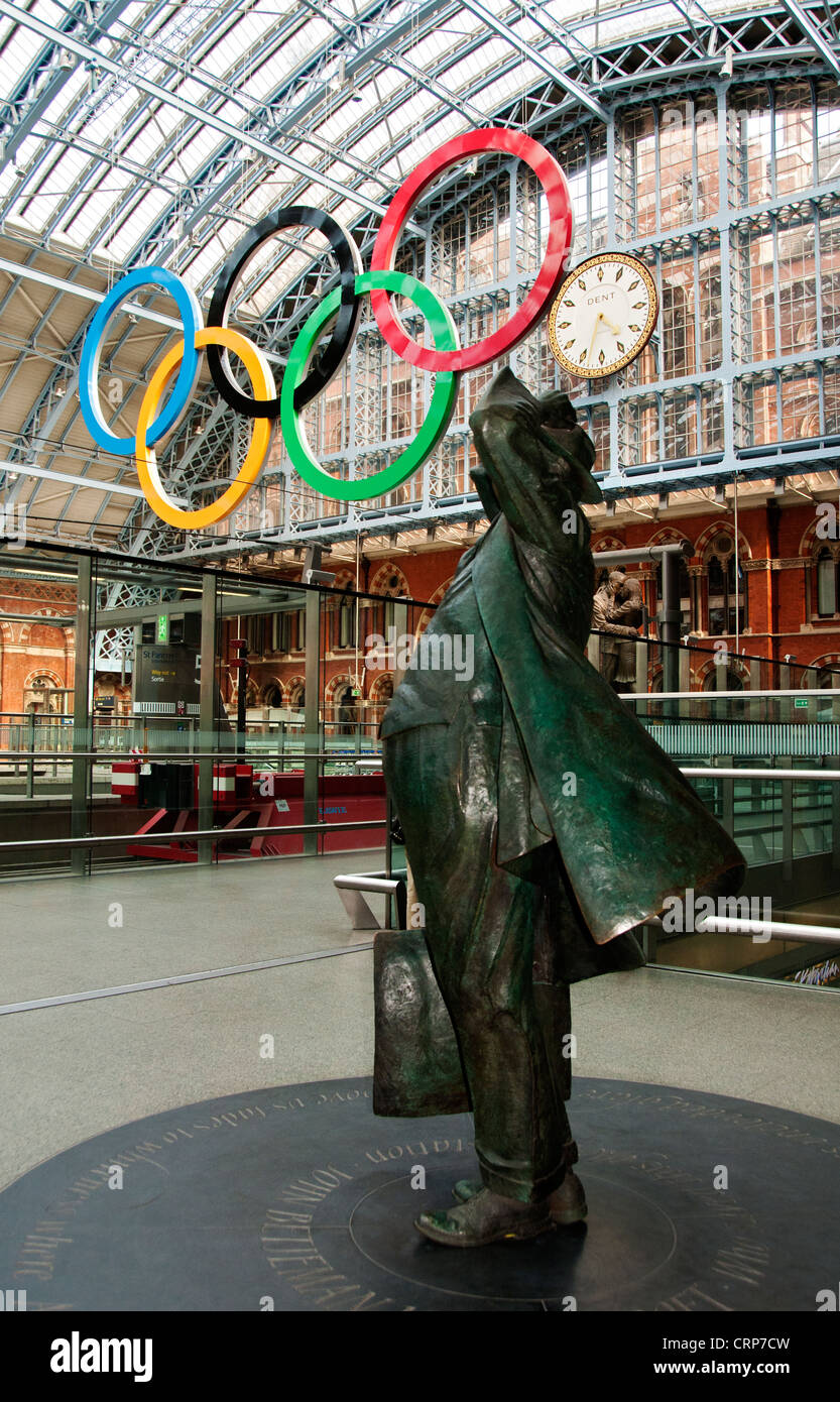 Sir John Betjeman Statue und die Olympischen Ringe in St. Pancras International Station. Stockfoto