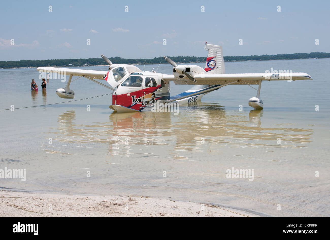 Twin Bee Wasserflugzeug direkt an den Strand am See Weir Florida USA Stockfoto