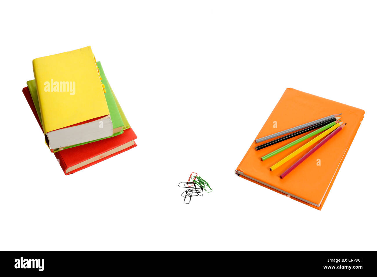 Buch, Stifte und Büroklammern. isoliert auf weißem Hintergrund Stockfoto