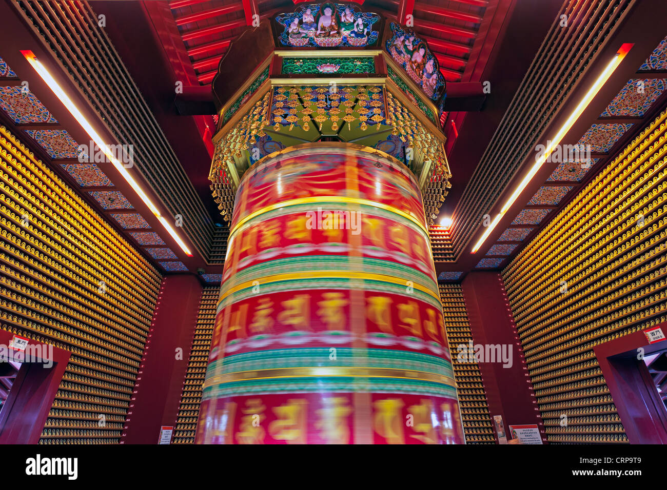 Gebetsmühle im Inneren des New Buddha Tooth Relic Temple und Museum an der South Bridge Road in Singapur, Südostasien Stockfoto