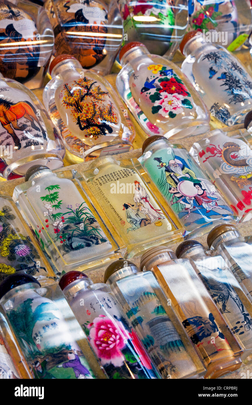 Dekoratives Glasflaschen zum Verkauf in Chinatown zu vermarkten, Temple Street, Singapur, Südostasien Stockfoto