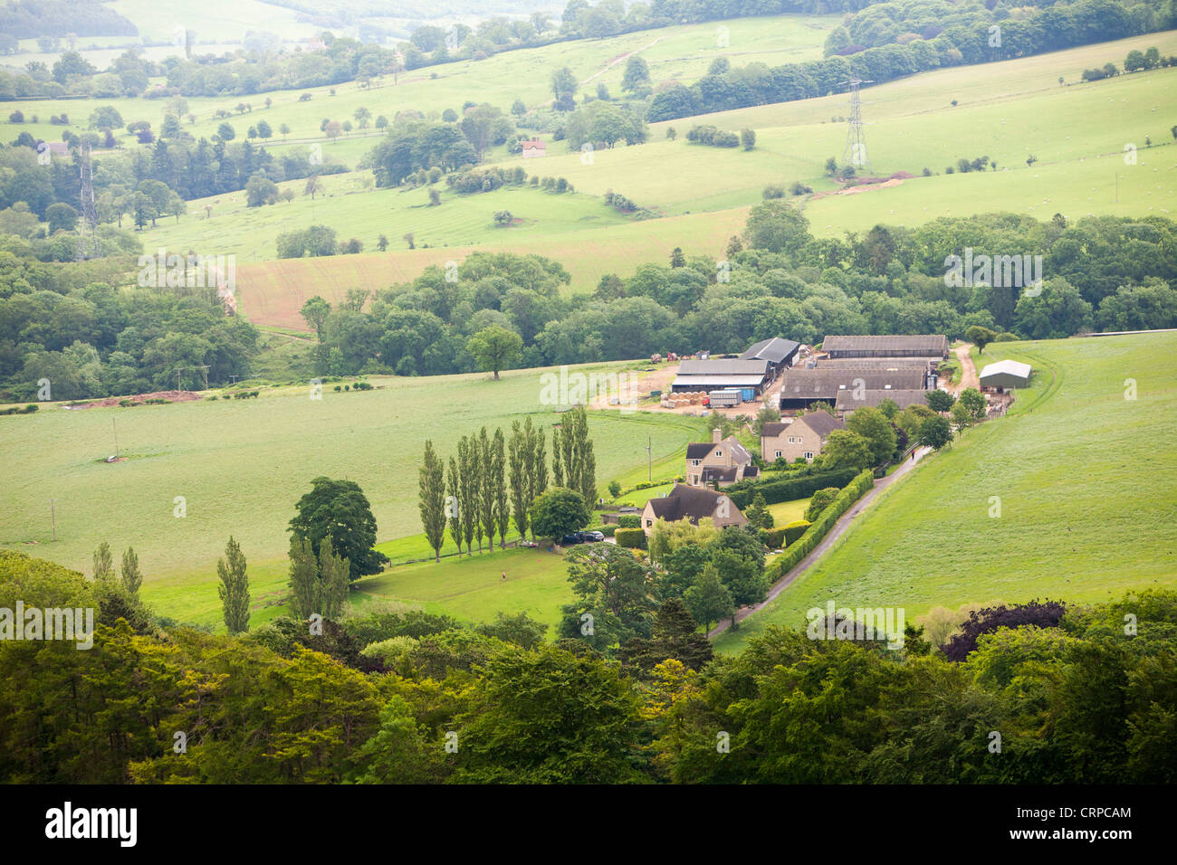 Eine Farm auf Cleeve Hill in der Nähe von Cheltenham in den Cotswolds, Gloucestershire, UK. Stockfoto