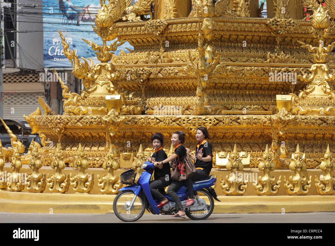 Thais Motorrad vor Chiang Rai goldene Uhrturm, gebaut von Ajarn Chaloemchai Kositpipat, Thailand Stockfoto