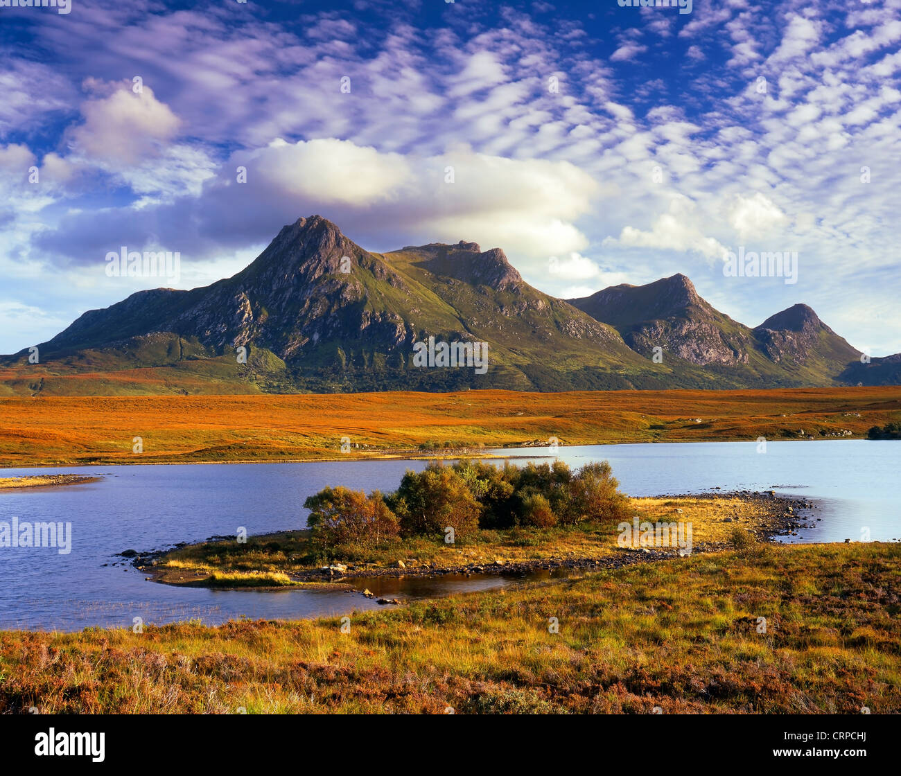 Die schroffen Gipfel von Ben Loyal in den schottischen Highlands im Herbst. Stockfoto