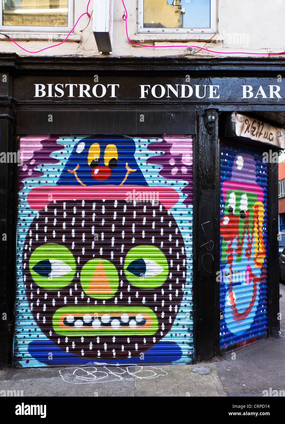 Farbenfrohe Bilder gemalt am Rolladen Bistrot Fondue Bar im East End von London. Stockfoto