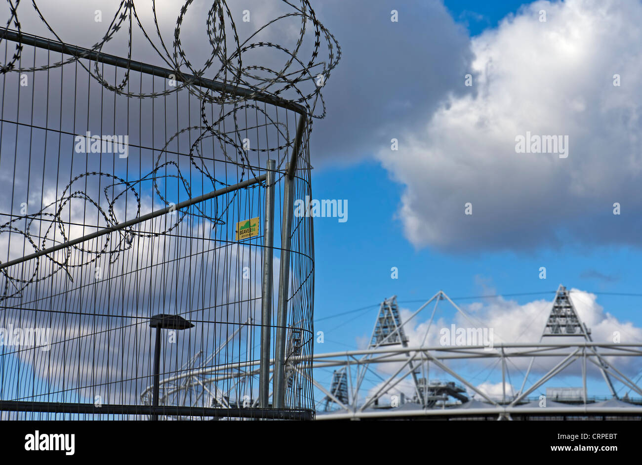 Stacheldraht Sicherheitszaun vor dem Olympiastadion London. Stockfoto