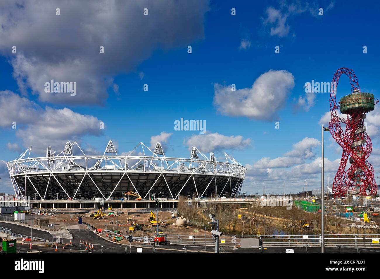 Das Olympiastadion und ArcelorMittal Orbit im Olympiapark. Stockfoto