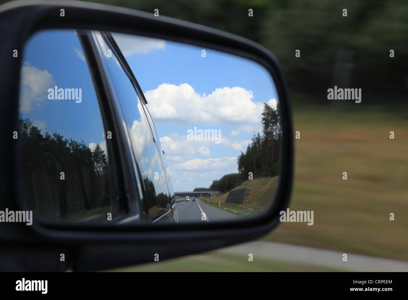 Auto-Seitenspiegel, Blick durch schmutziges Autofenster, Spiegelung im  Spiegel Stockfotografie - Alamy