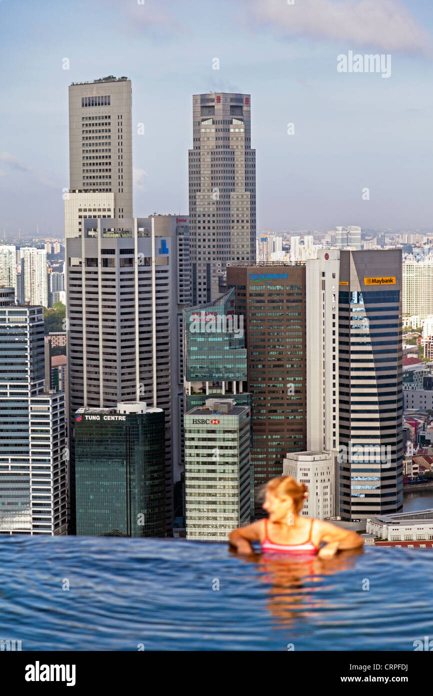 Sands SkyPark Überlaufpool im 57. Stock des Marina Bay Sands Hotel, Marina Bay, Singapur, Südostasien Stockfoto