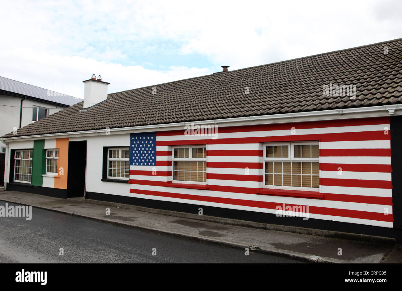 Moneygall Haus gemalt mit Stars And Stripes der US-Flagge und irische Trikolore anlässlich des Besuchs von Barack Obama Stockfoto