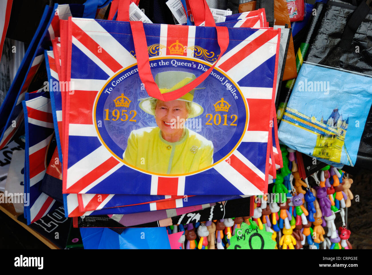 Eine Einkaufstasche mit Anschluß-Markierungsfahne und Bild von Königin Elizabeth ll in der Feier der ihr diamantenes Jubiläum im Jahr 2012. Stockfoto