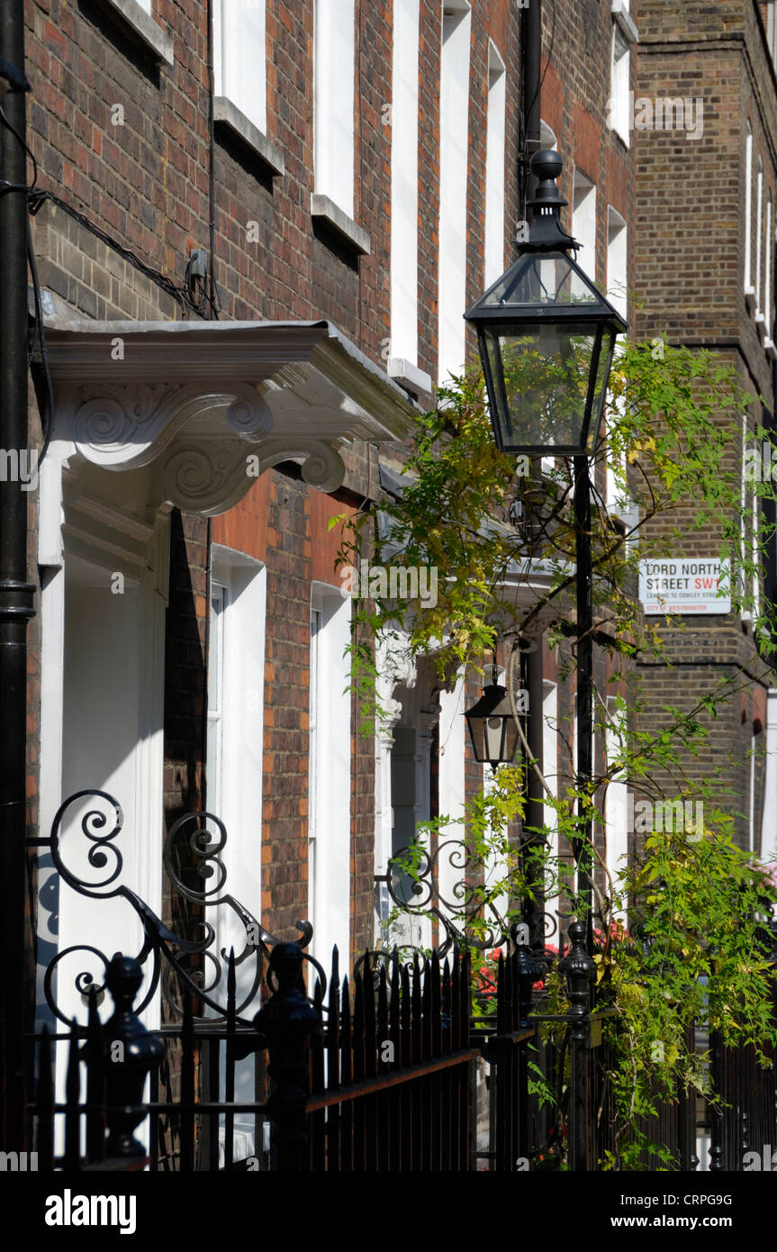 Häuser in Smith Square SW1. Die meisten Gebäude auf dem Platz werden von Organisationen mit Regierung besetzt. Stockfoto