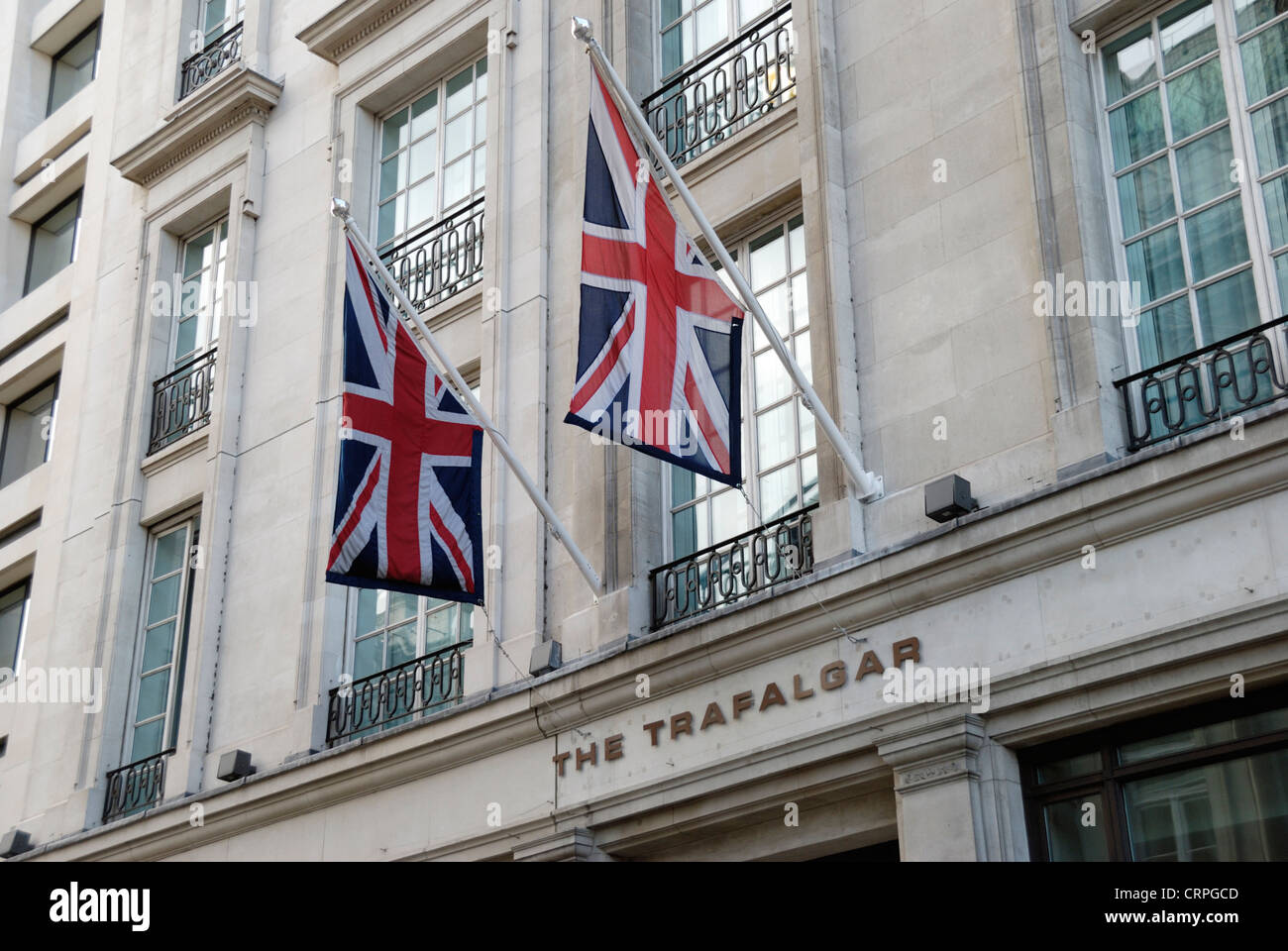 Union Fahnen vor dem The Trafalgar Hotel auf der Südseite des Trafalgar Square. Stockfoto