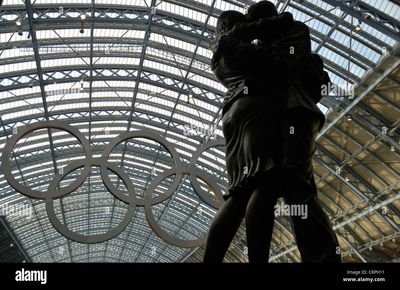 Die Liebhaber-Statue, ein 20-Tonnen-Bronze-Skulptur von Paul Day und einen riesigen Satz der Olympischen Ringe in St. Pancras International. Stockfoto