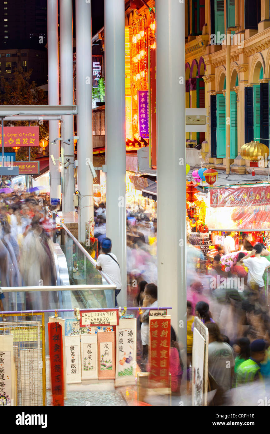 South East Asia, Singapur, Chinatown, belebten Nachtmarkt und MTR u-Bahn-Eingang Stockfoto