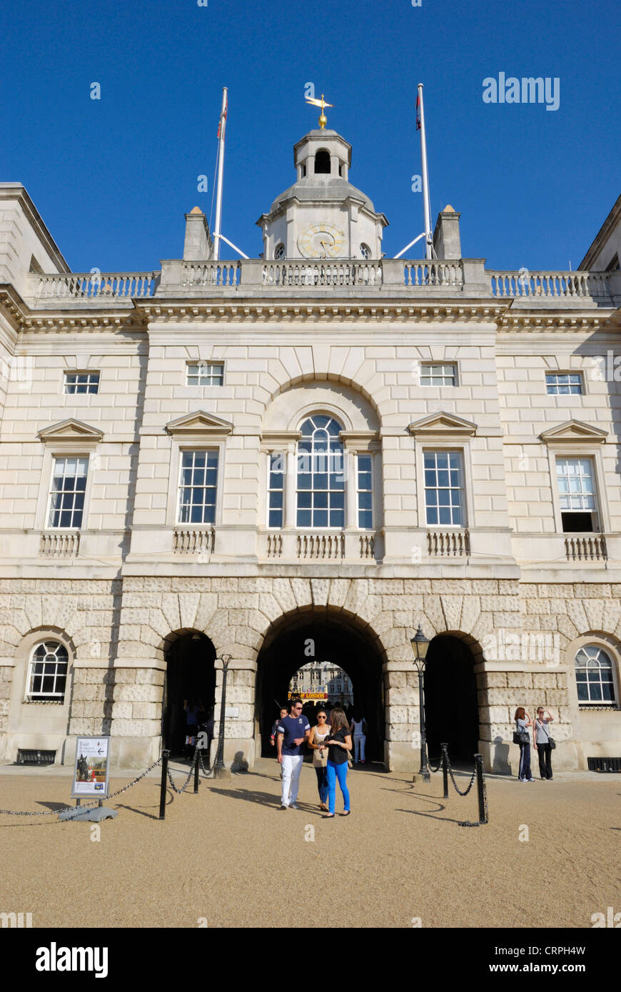 Touristen auf Horse Guards Parade, Austragungsort der Olympischen Spiele London 2012 beach-Volleyballturnier. Stockfoto