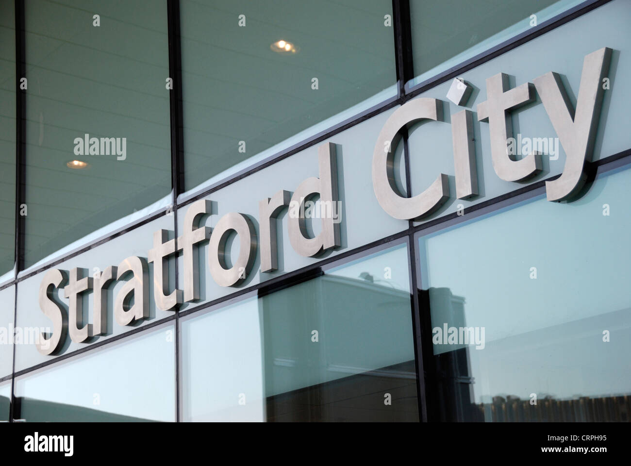 Außerhalb der Stratford City Busstation zu unterzeichnen. Stockfoto