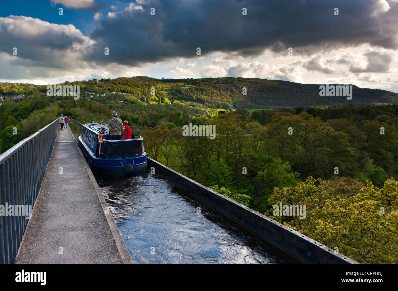 Ein Binnenschiff Fahrt entlang der Pontcysyllte-Aquädukt, ein schiffbar Aquädukt, das trägt Llangollen Kanal über dem Tal von th Stockfoto