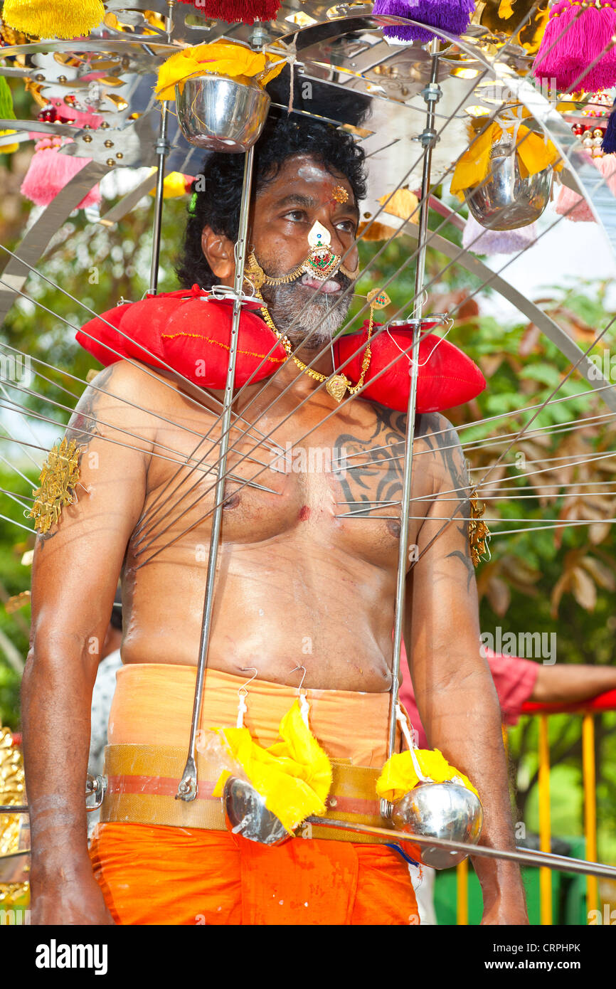 Bild eines Hindu ergebenen mit tragbaren Schrein während Thaipusam in Singapur, Südostasien Stockfoto