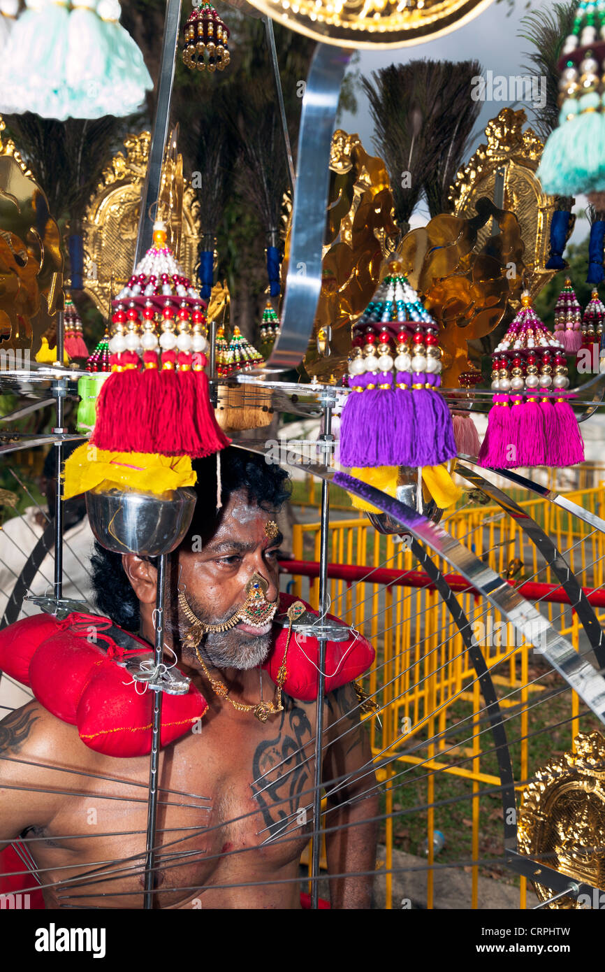 Bild eines Hindu ergebenen mit tragbaren Schrein während Thaipusam in Singapur, Südostasien Stockfoto
