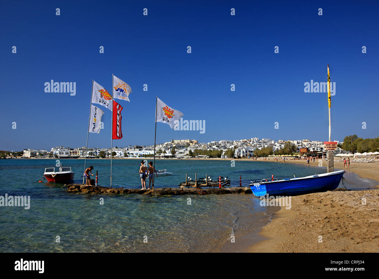 Der Strand Agios Georgios und Chora ("Hauptstadt") von Naxos im Hintergrund. Insel Naxos, Kykladen, Griechenland Stockfoto