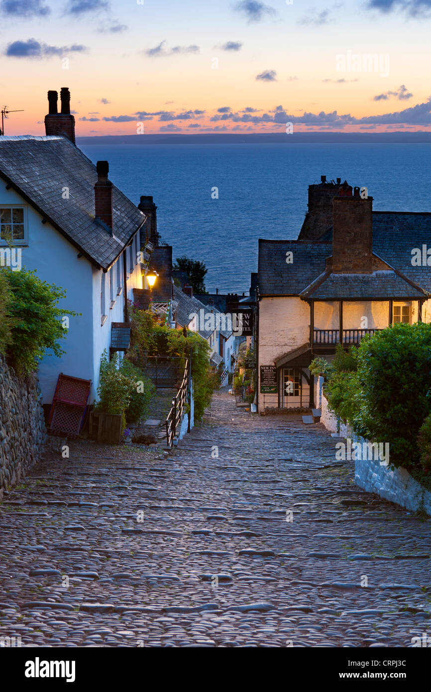 Steile schmale gepflasterte Straße führt bis auf die Welt berühmte Fischen Dorf Clovelly. Stockfoto