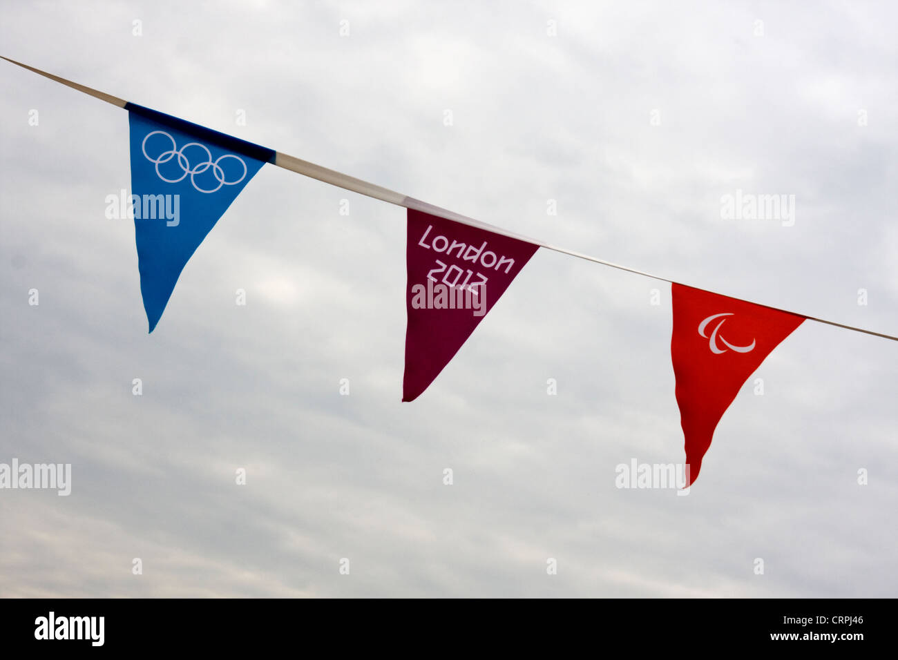 Olympischen Bunting gegen einen grauen Himmel Stockfoto