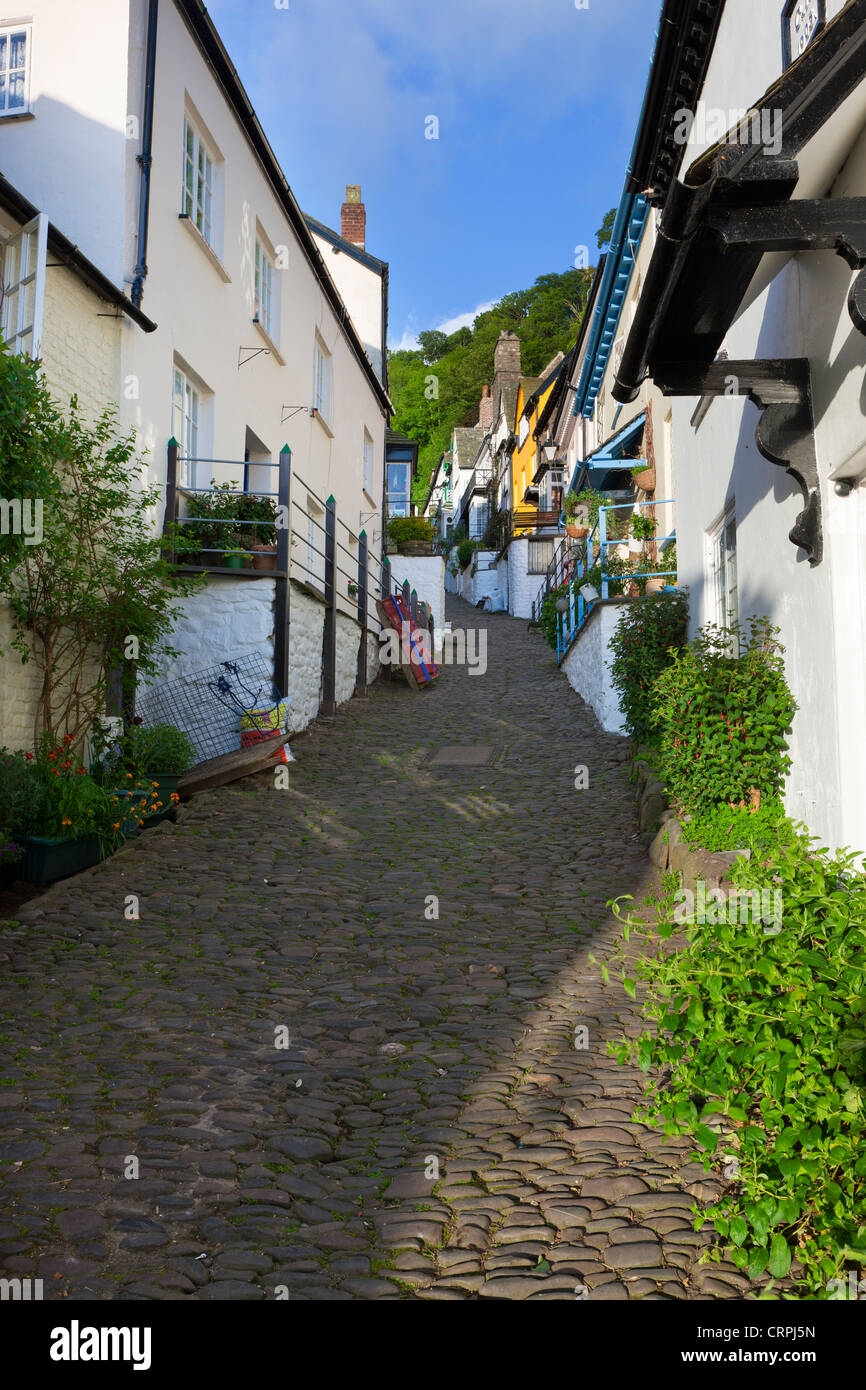 Steilen schmalen gepflasterten Hauptstraße in der Welt berühmte Fischen Dorf Clovelly. Stockfoto