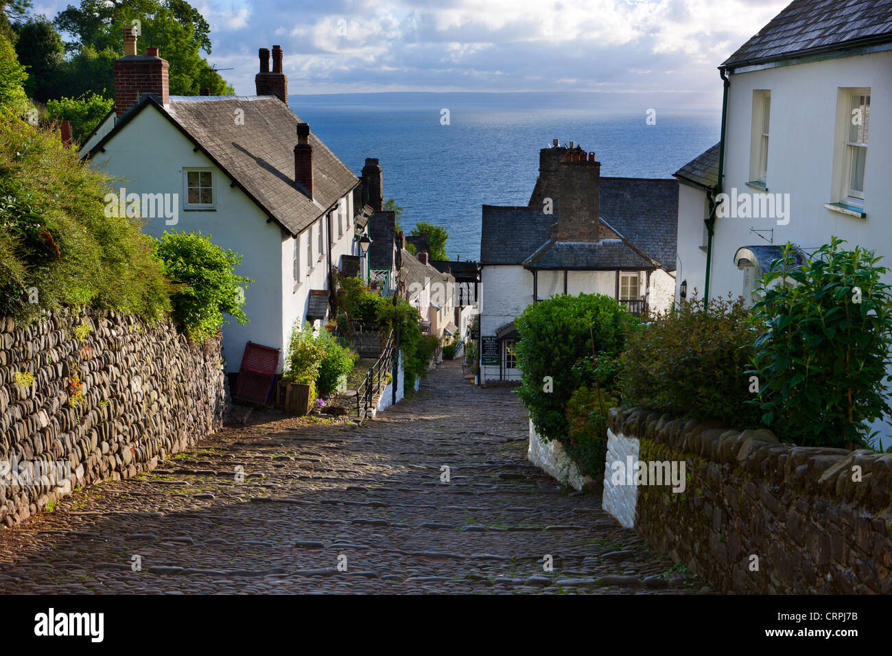Steile schmale gepflasterte Straße führt bis auf die Welt berühmte Fischen Dorf Clovelly. Stockfoto