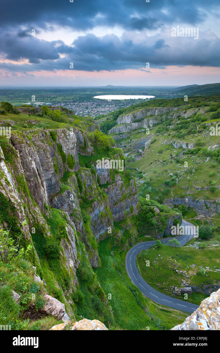 Bis auf eine kurvenreiche Straße durch die Cheddar Gorge, eine Kalkstein-Schlucht in den Mendip Hills, Bestandteil einer Website spezielle Scientif anzeigen Stockfoto