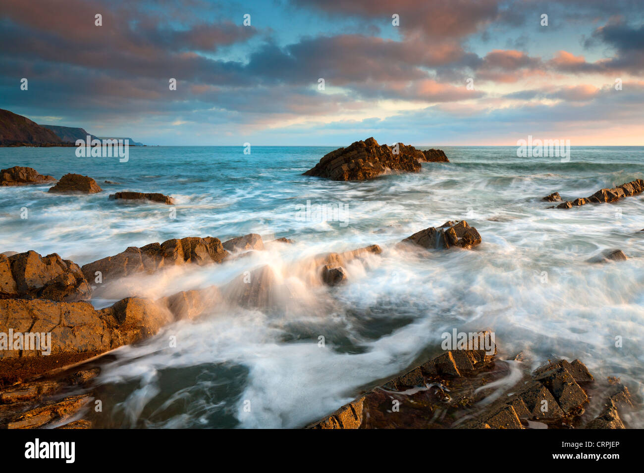 Wellen an der felsigen Küste am Hartland Quay. Stockfoto