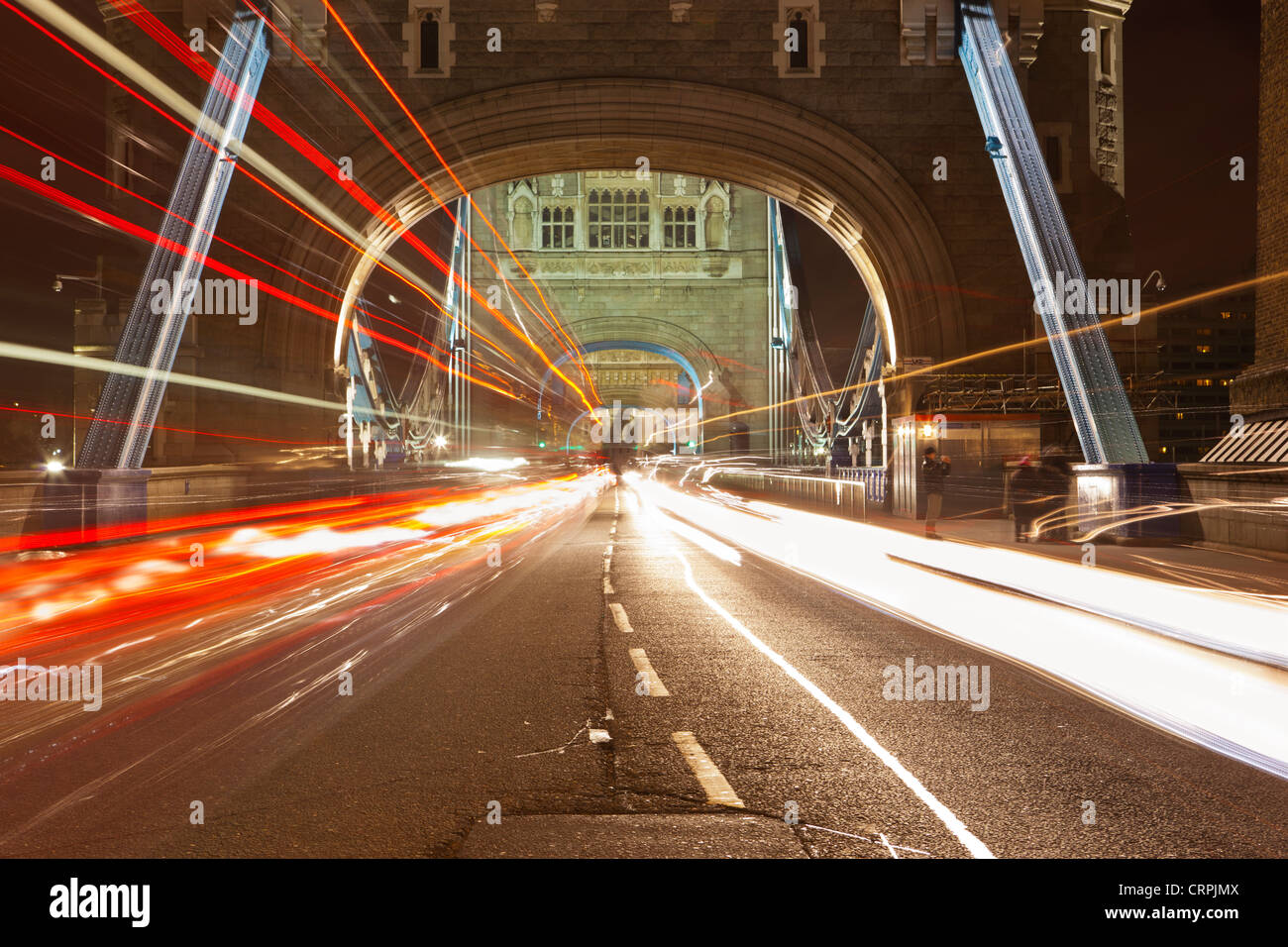 Lichtspuren aus dem Verkehr, die Tower Bridge überqueren. Stockfoto