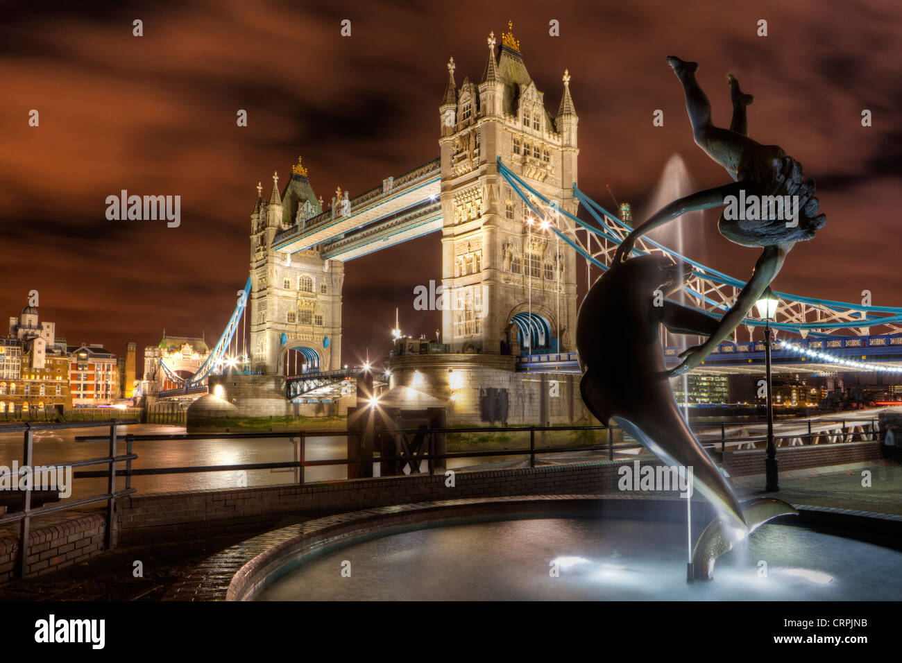 David Wynnes "Mädchen mit einem Delfin" Statue am Nordufer der Themse von Tower Bridge. Stockfoto
