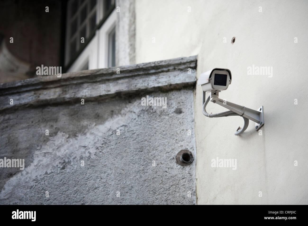 Eine Überwachungskamera an der Seite eines Gebäudes in Tallinn, Estland, Baltikum Stockfoto