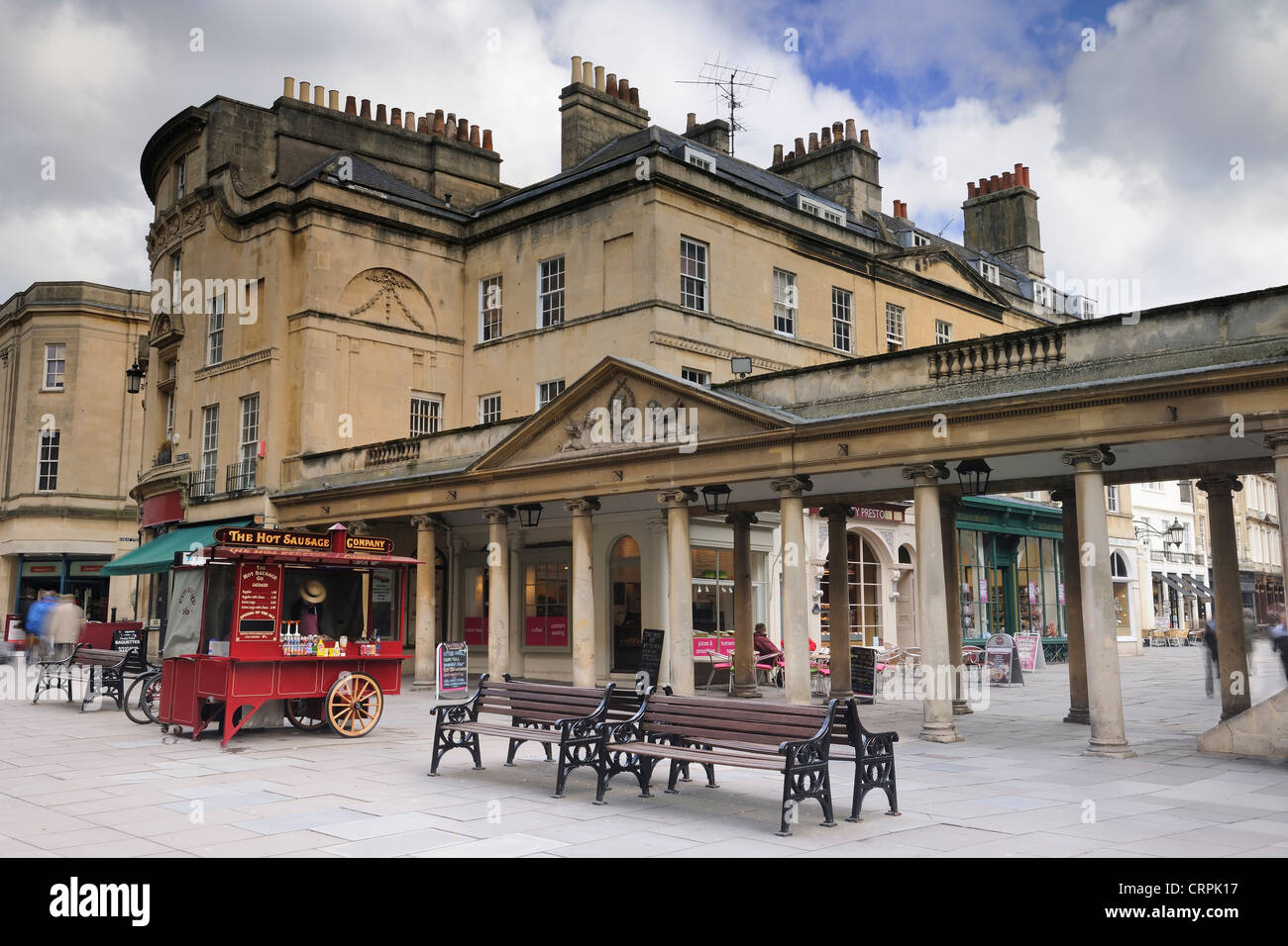 Warme Speisen zum Mitnehmen verkauft an einem Retro-Stand in der Stadt Bath. Stockfoto