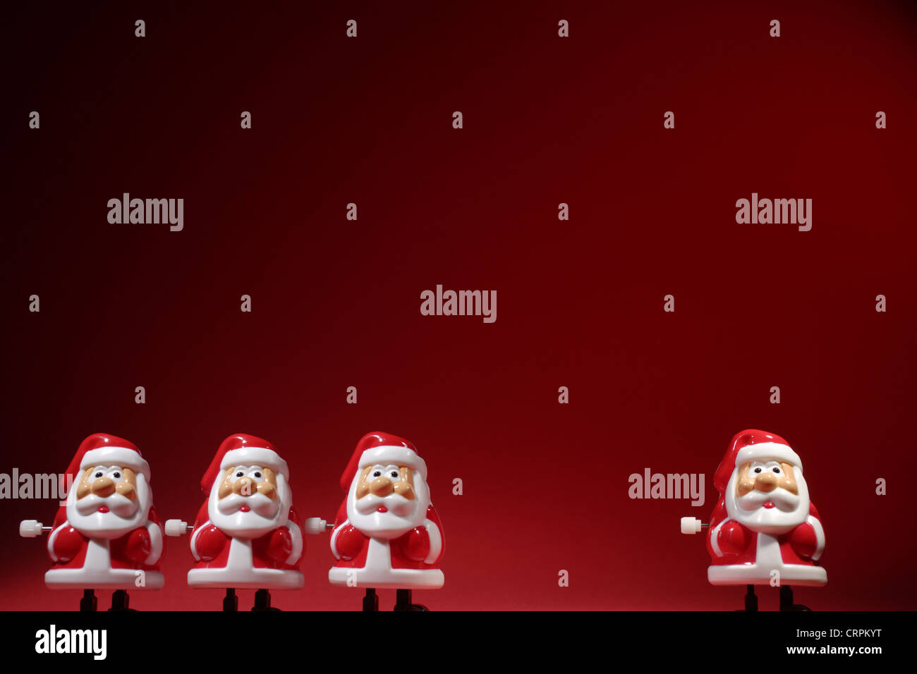 Santa Claus-Gruppe mit rotem Hintergrund Stockfoto