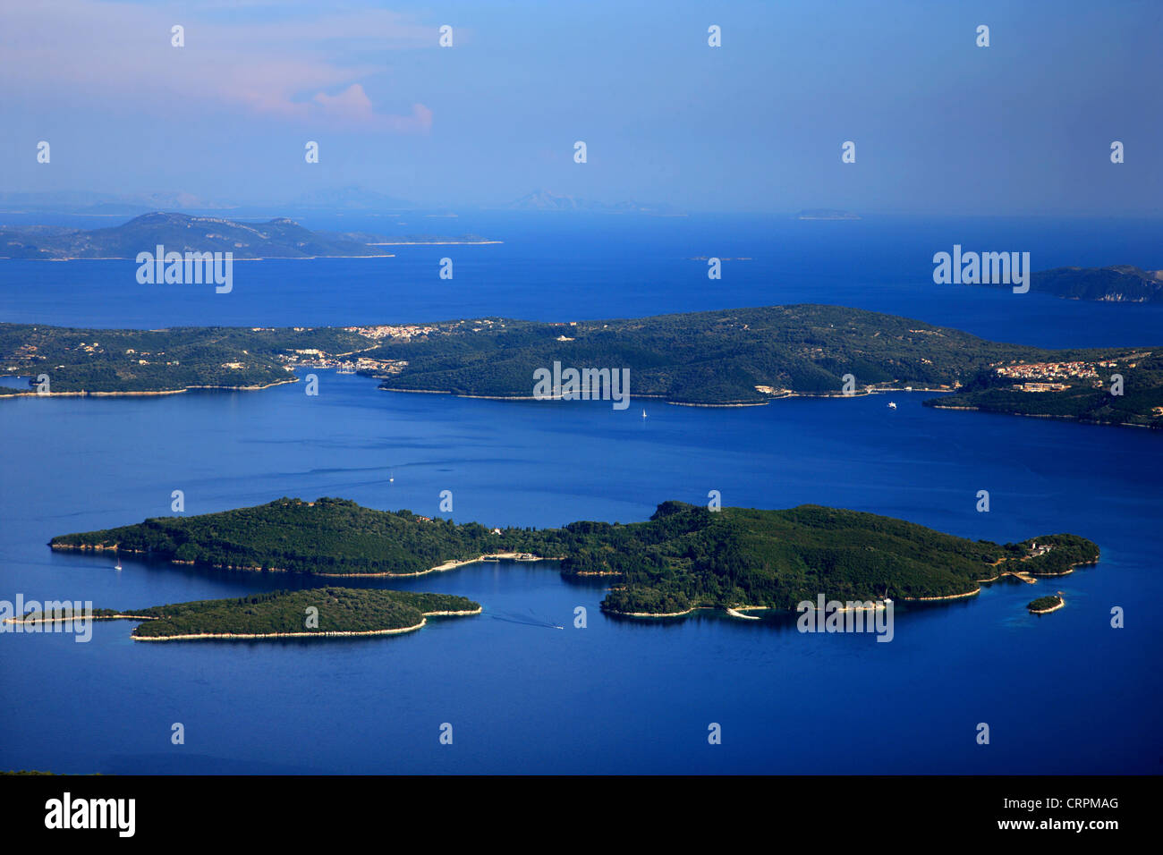 Panoramablick auf Scorpios (Onassis Privatinsel), mit Insel Meganisi, von Skaros Berg, Insel Lefkada, Griechenland. Stockfoto