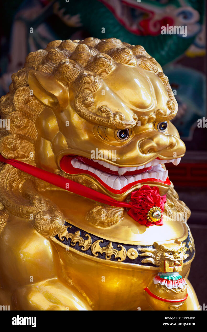 Detail der chinesischen Tempel Löwe Statue, Chinatown, Singapur, Südostasien Stockfoto