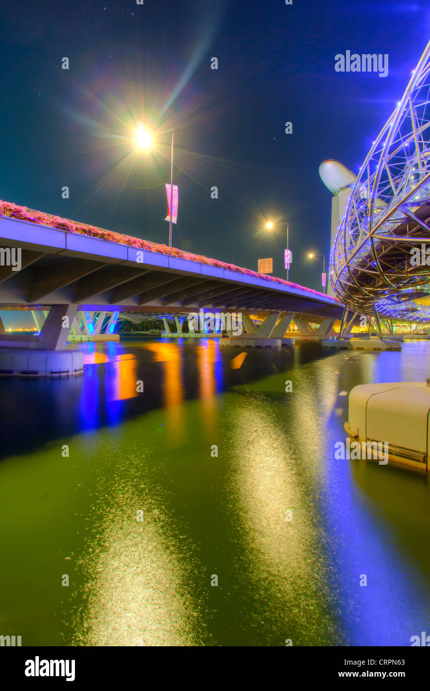 South East Asia, Singapur, die Helix-Brücke führt über Marina Bucht des Marina Bay Sands Hotel und resort Stockfoto