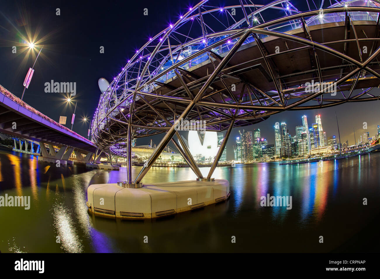 South East Asia, Singapur, die Helix-Brücke führt über Marina Bucht des Marina Bay Sands Hotel und resort Stockfoto