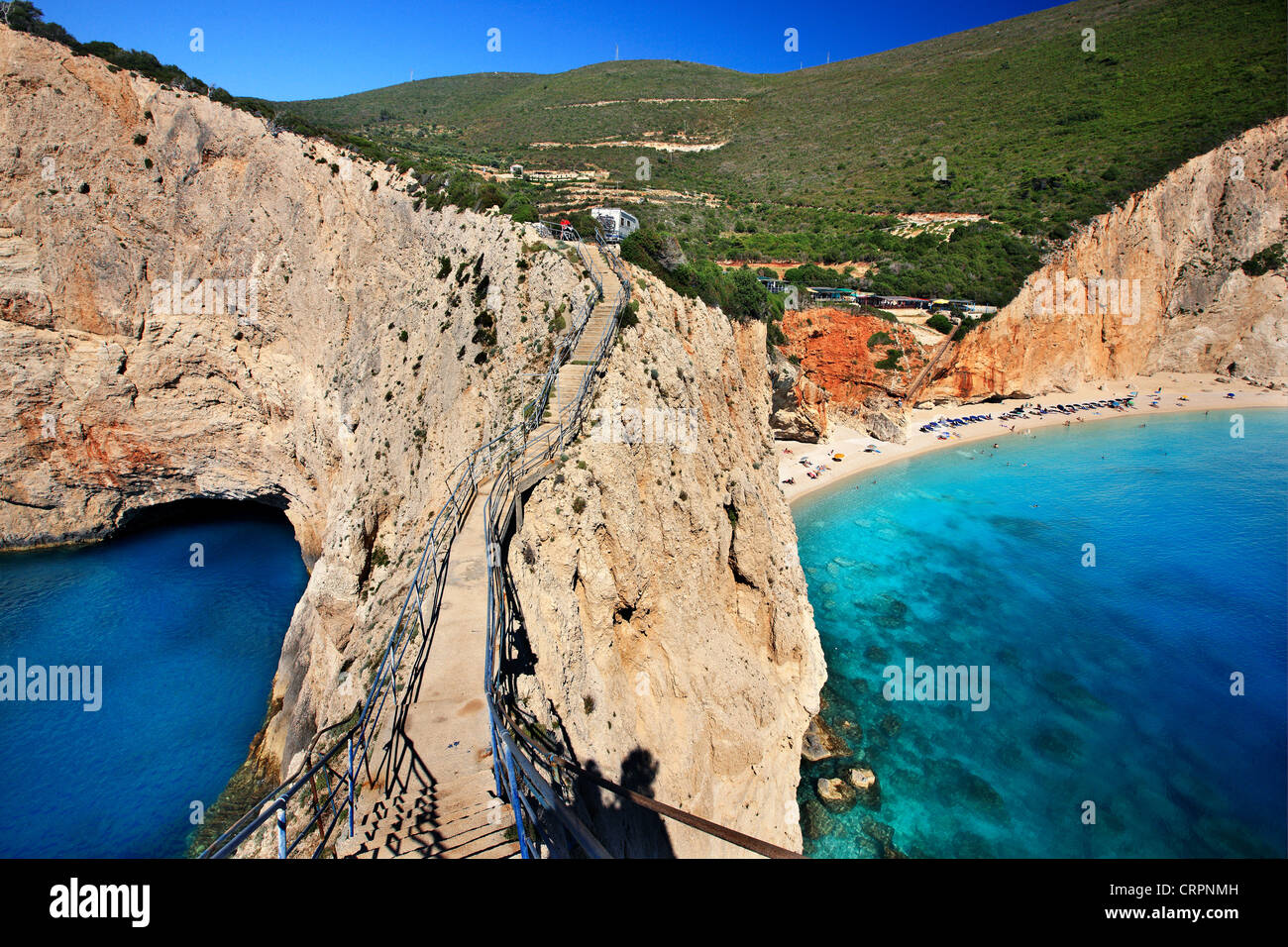 Porto Katsiki Strand (rechts) und ein Meer Höhle (links), Lefkada (oder "Lefkas") Insel, Griechenland, Ionisches Meer, Nordteil ("sieben Inseln") Stockfoto