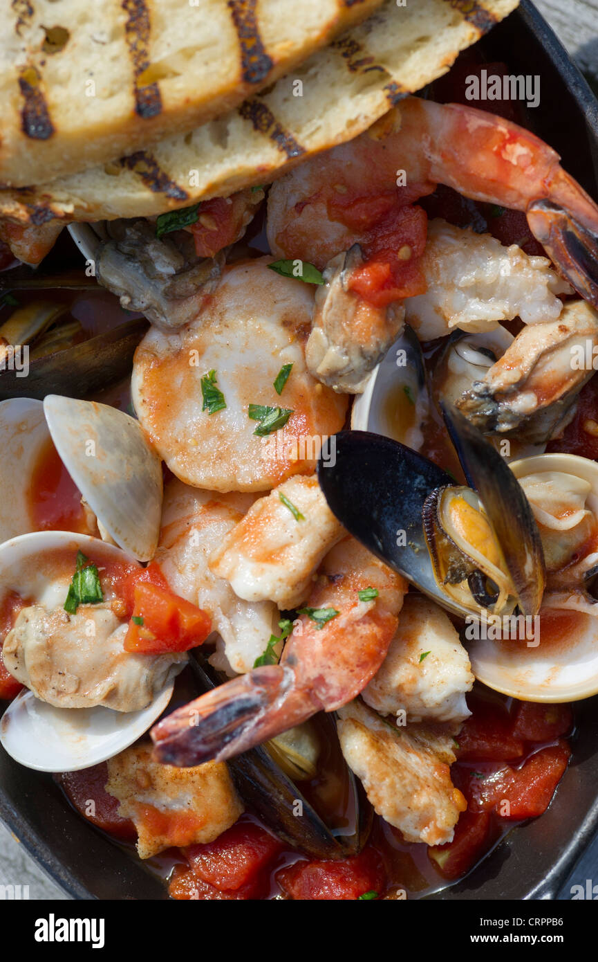 Fischgericht mit Garnelen und Muscheln Stockfoto