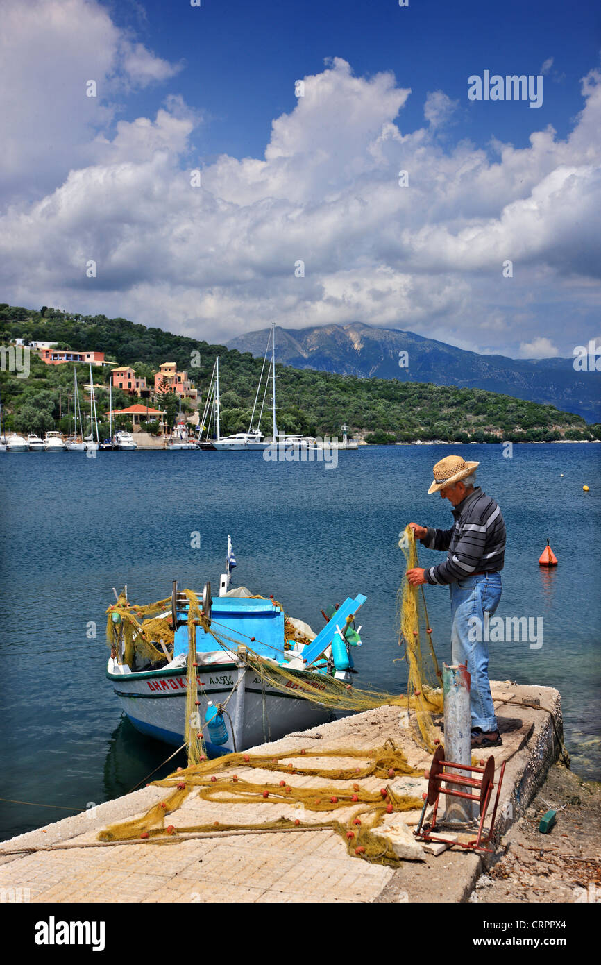 Fischer reparieren sein Netz auf dem Boot Stockfotografie - Alamy