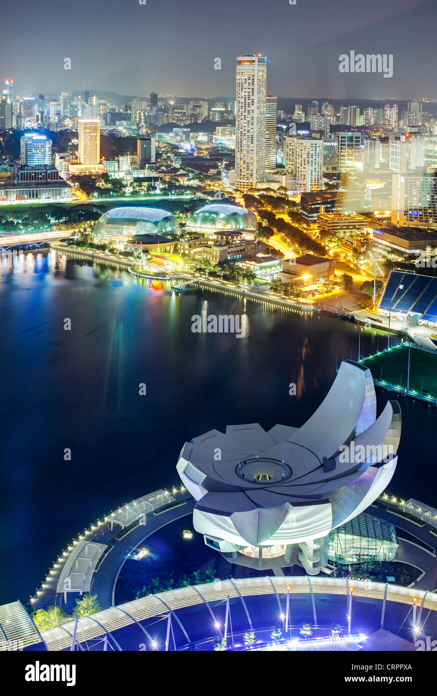 Erhöhten Blick auf Singapurs neue Wissenschaftsmuseum und Marina Bay, Singapur, Südostasien Stockfoto