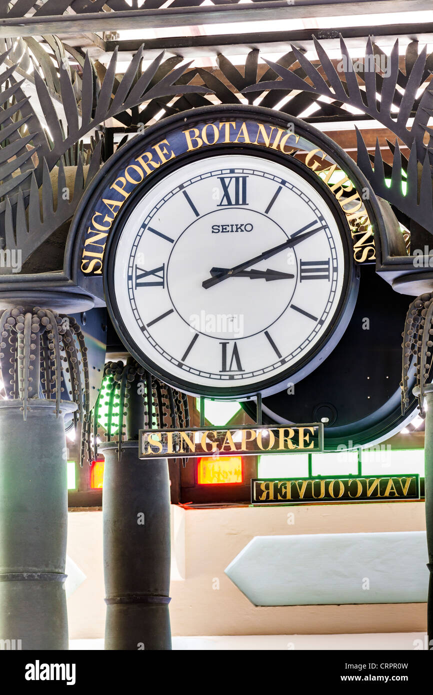 South East Asia, Singapur, Singapur Botanischer Garten, reich verzierte Uhr im Eingang pavillion Stockfoto