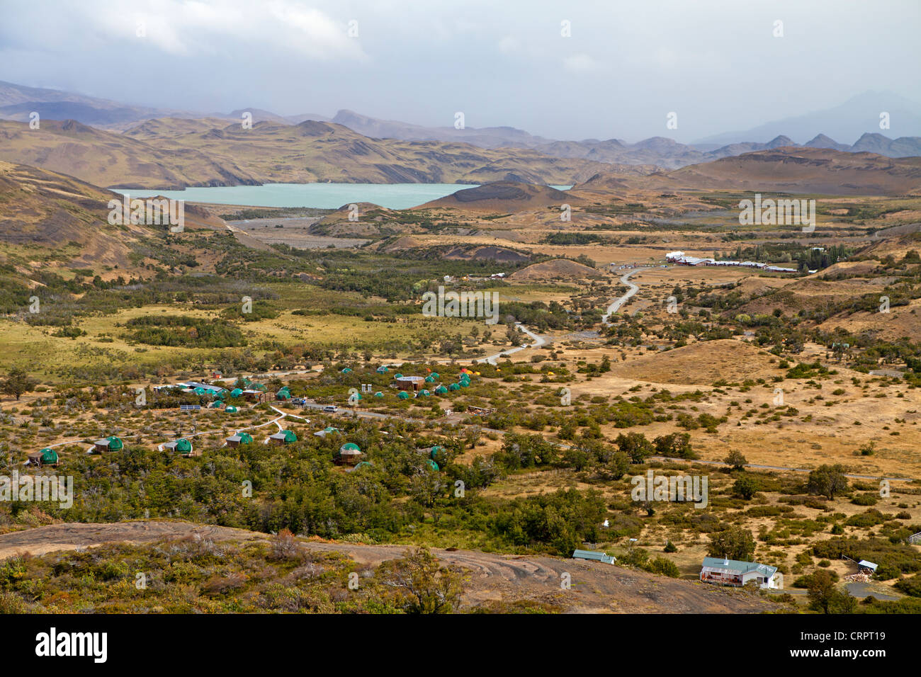 Blick über Las Torres, der Ausgangspunkt für die meisten Touren in den Torres del Paine Stockfoto