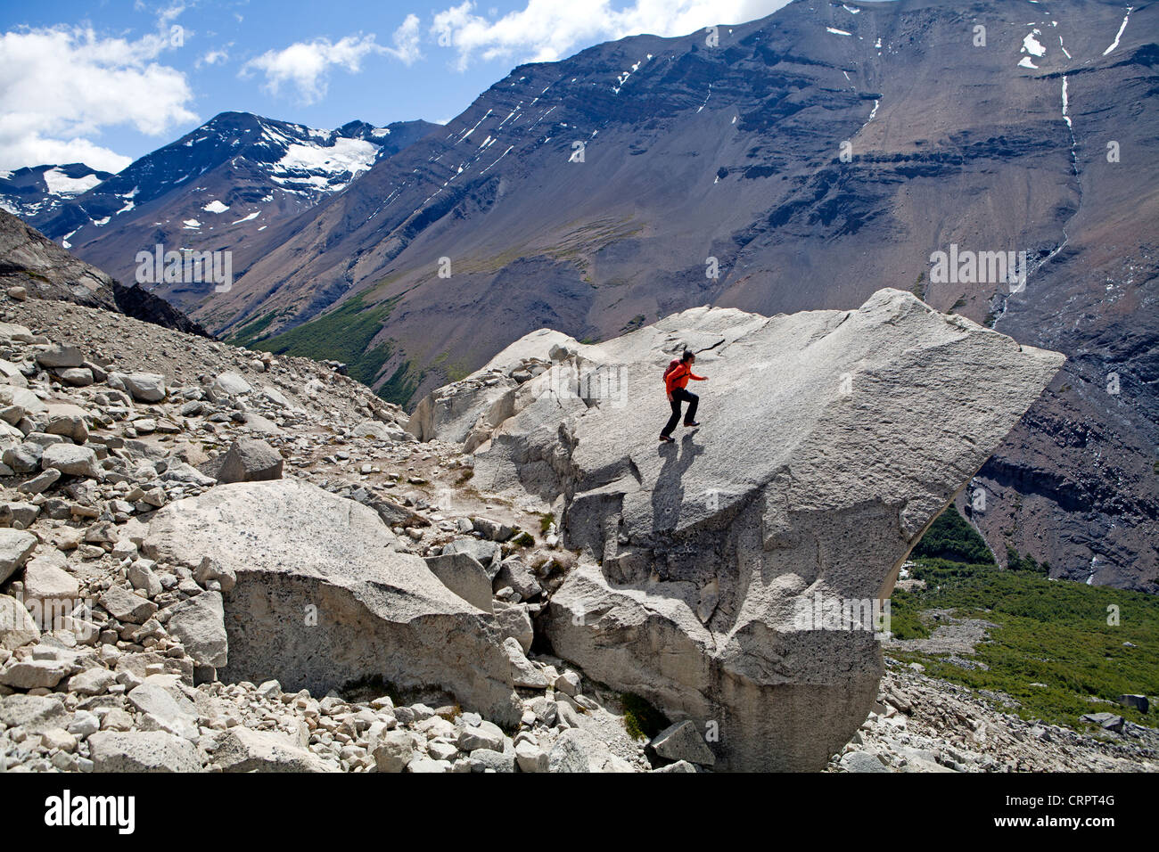 Kriechen, auf einem Felsen über dem Ascencio Tal in den Torres del Paine Stockfoto
