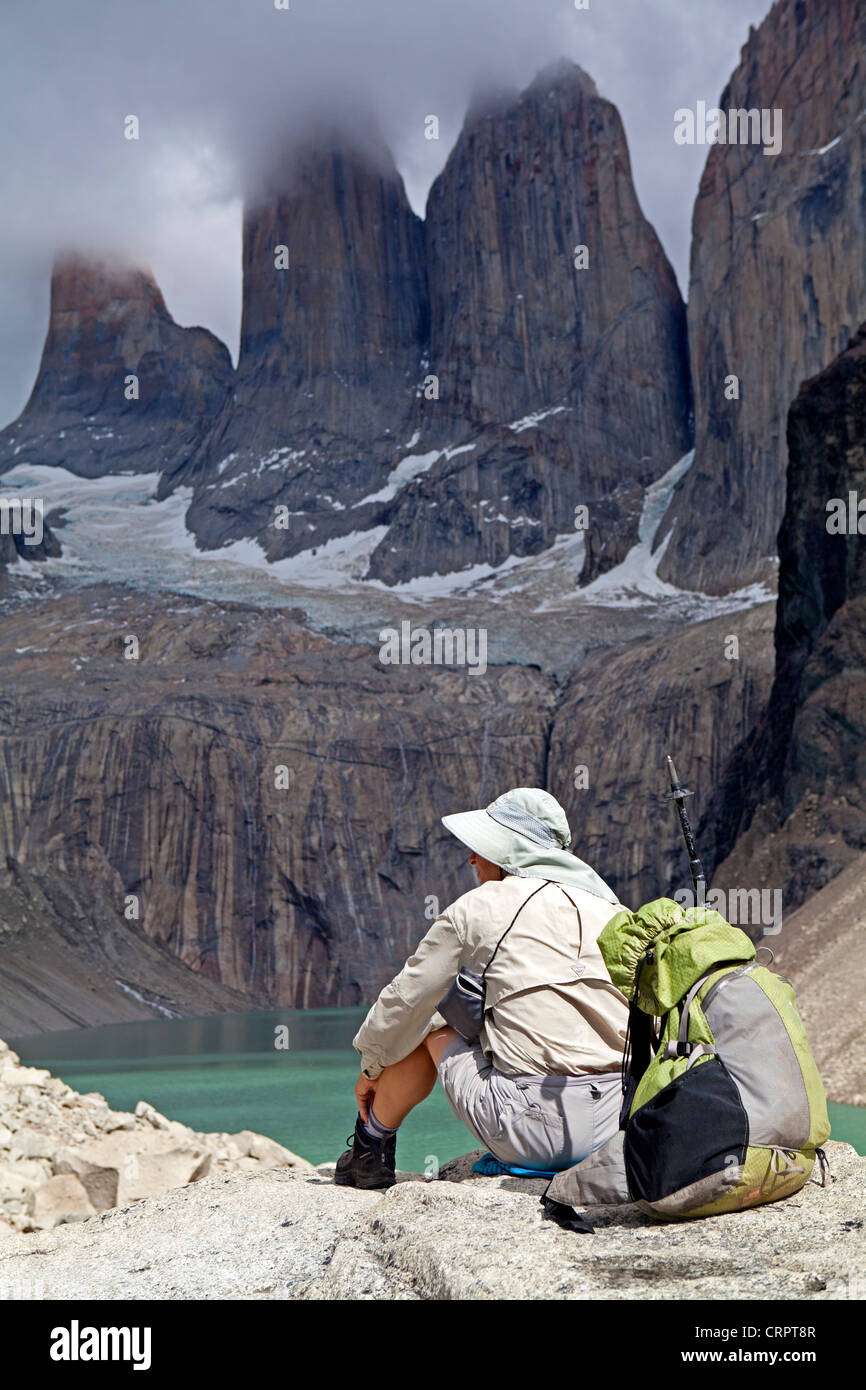 Wanderer unter Las Torres, die Türme, die den Torres del Paine seinen Namen geben Stockfoto